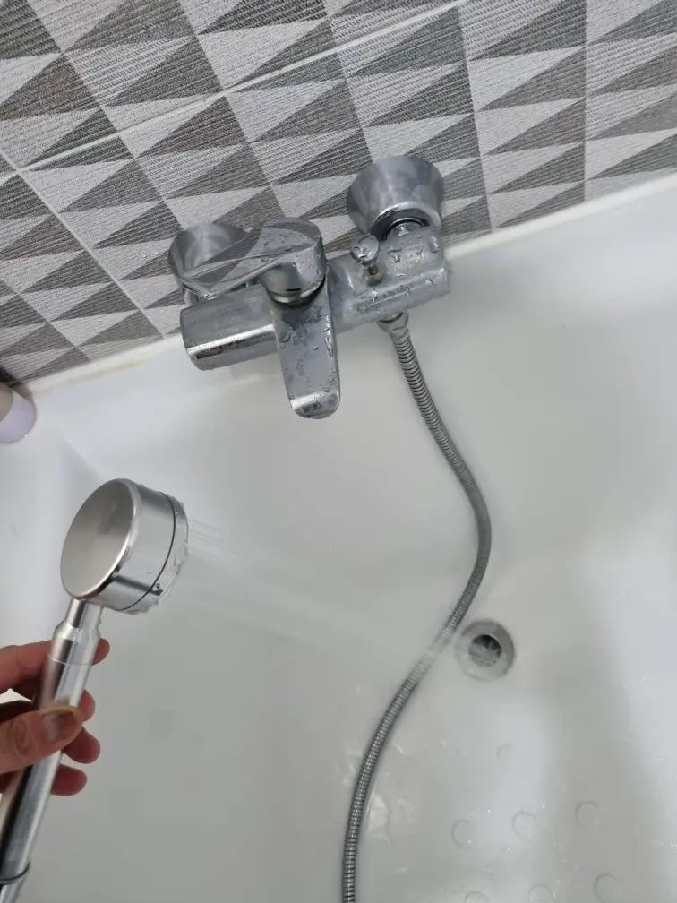 욕조 샤워기 교체로 새것 같은 목욕 시설 완성